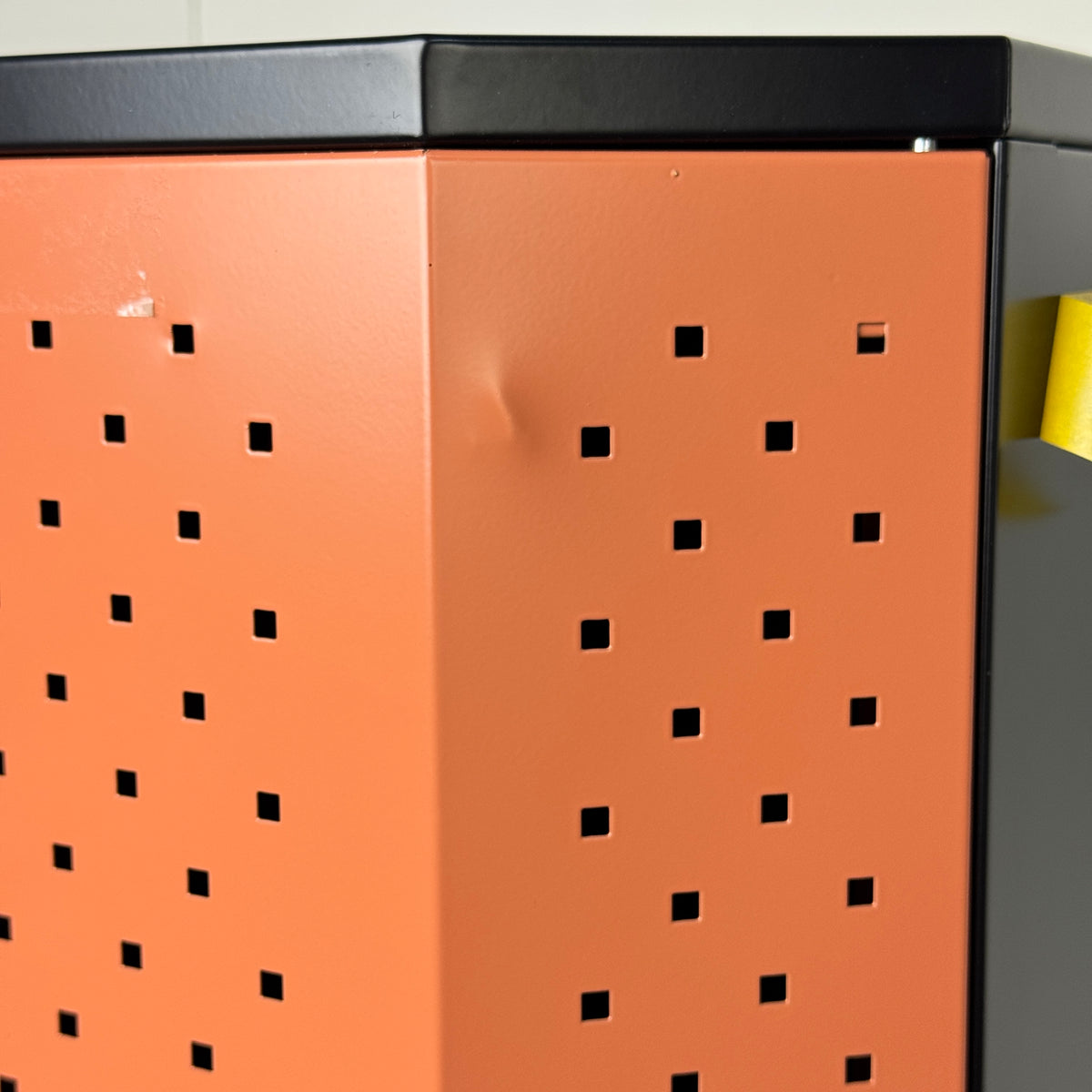 MUSTER | Geschirrschrank | Orange/Schwarz