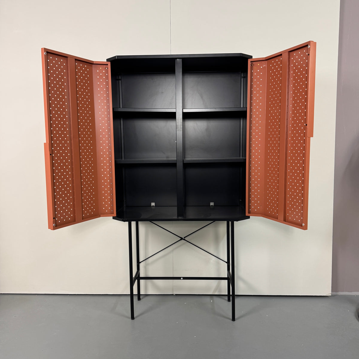 MUSTER | Geschirrschrank | Orange/Schwarz