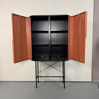 MUSTER | Geschirrschrank | Orange/Schwarz
