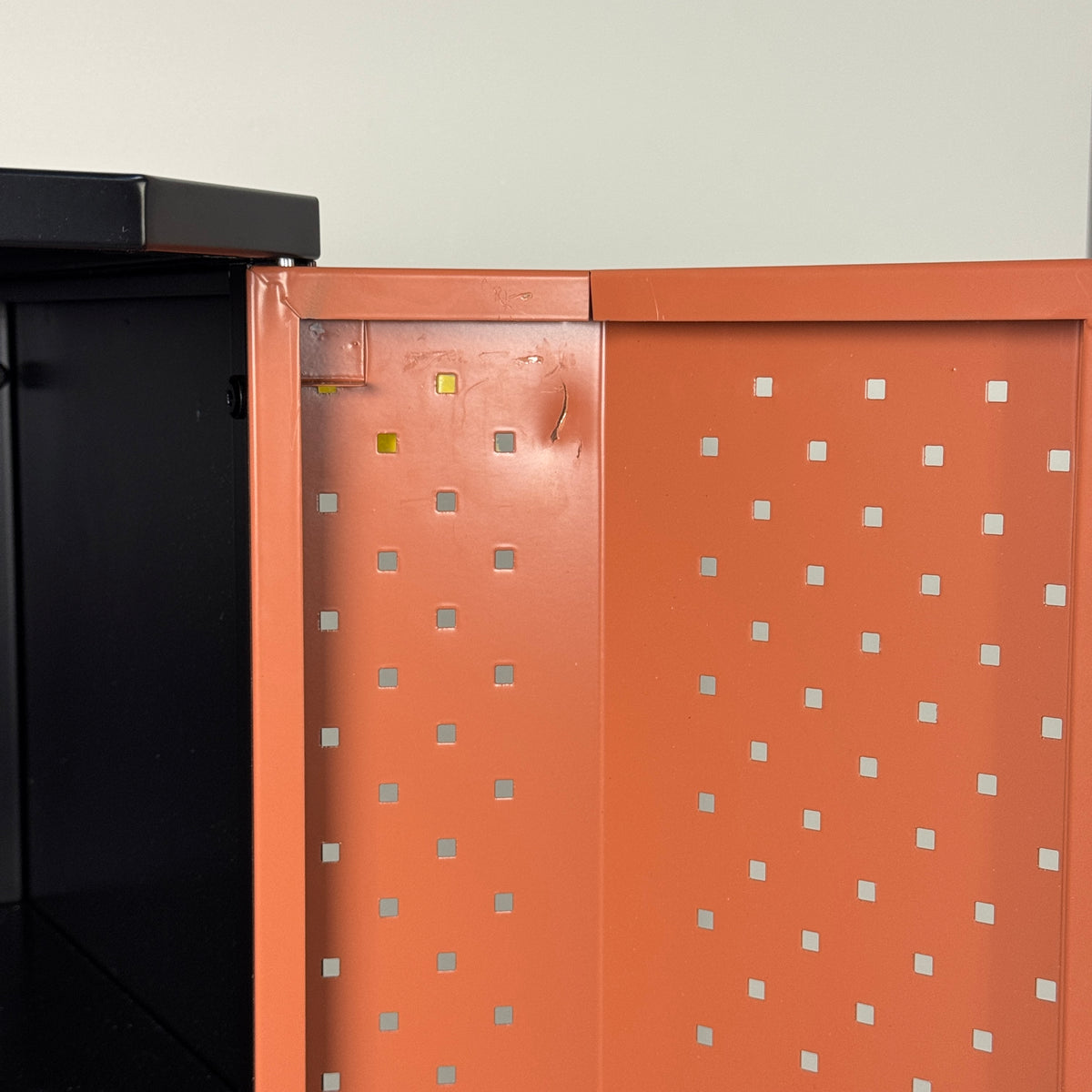 MUSTER | Geschirrschrank | Orange/Schwarz