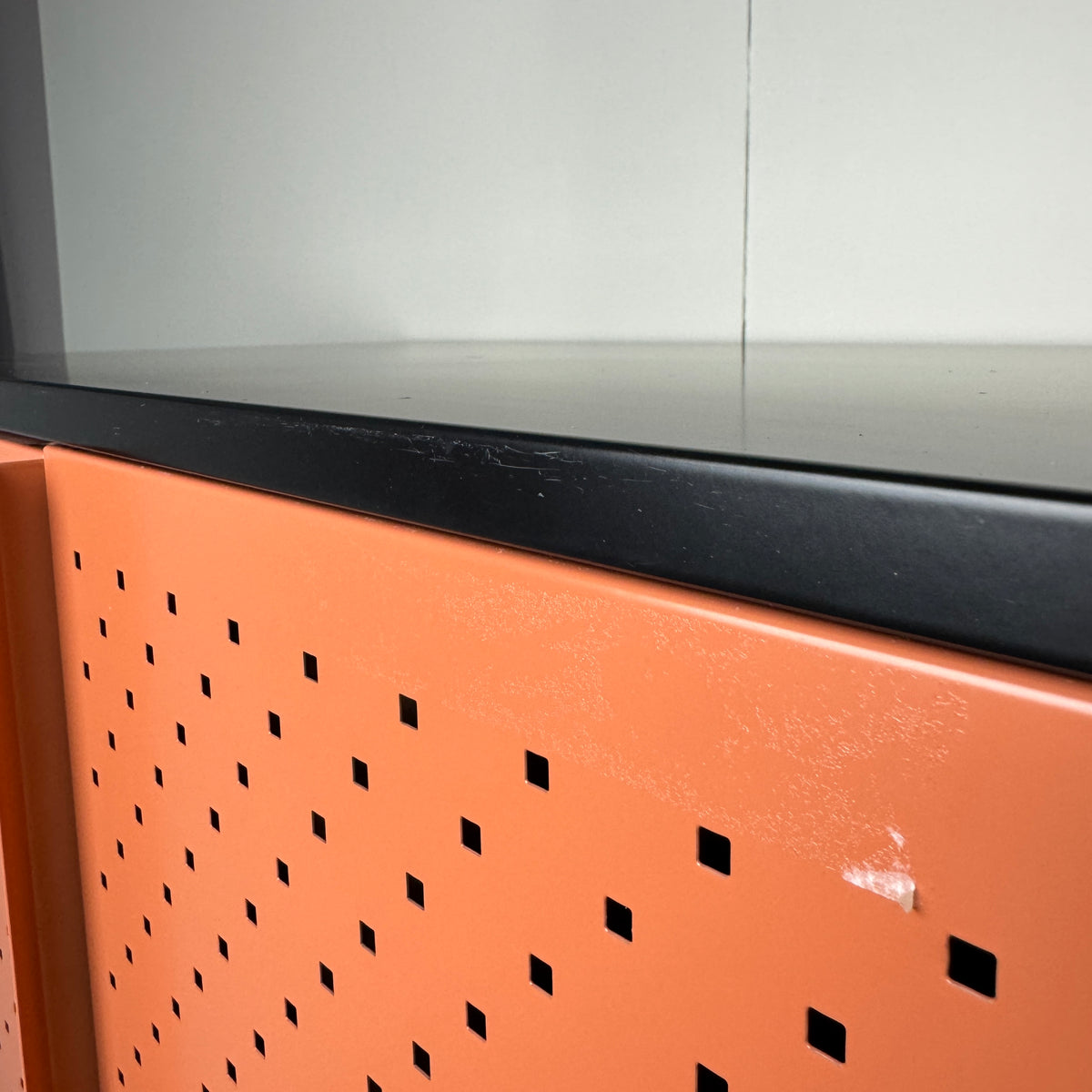 MUSTER | Geschirrschrank | Orange/Schwarz