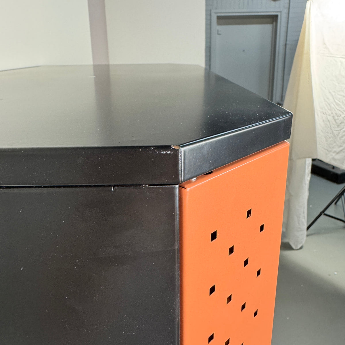 MUSTER | Geschirrschrank | Orange/Schwarz