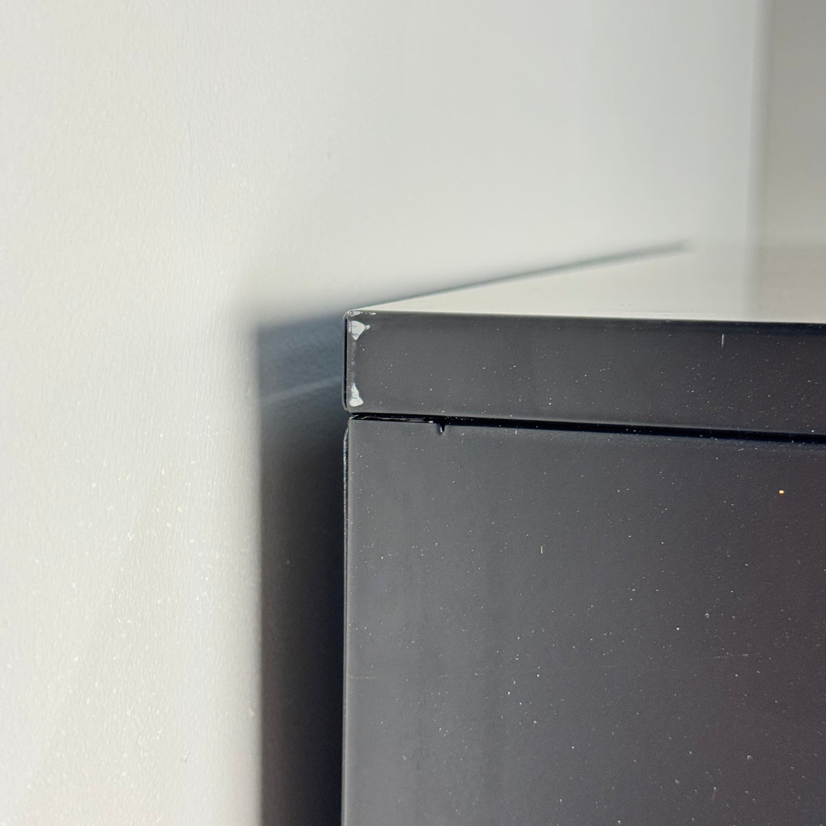 MUSTER | Geschirrschrank | Orange/Schwarz